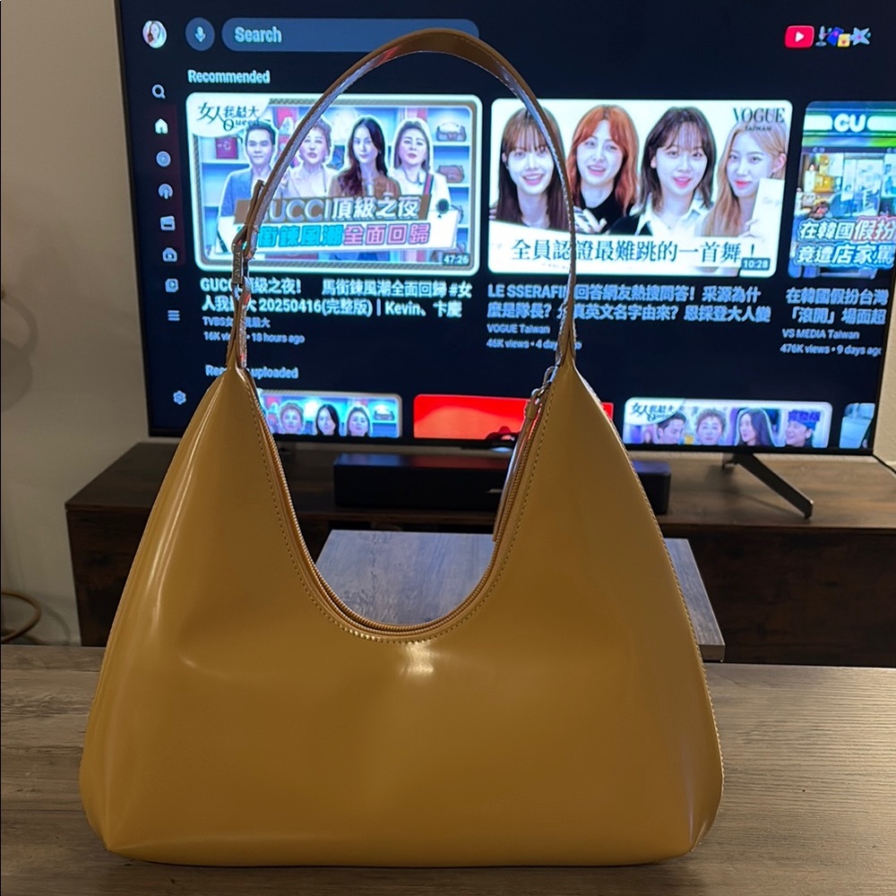 BY FAR
Amber leather shoulder bag